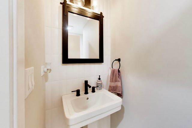 108 W Sunset Road, Mount Prospect, IL 60056