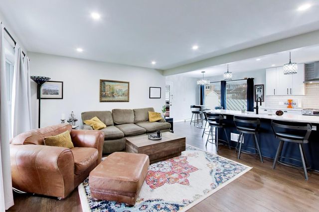 108 W Sunset Road, Mount Prospect, IL 60056