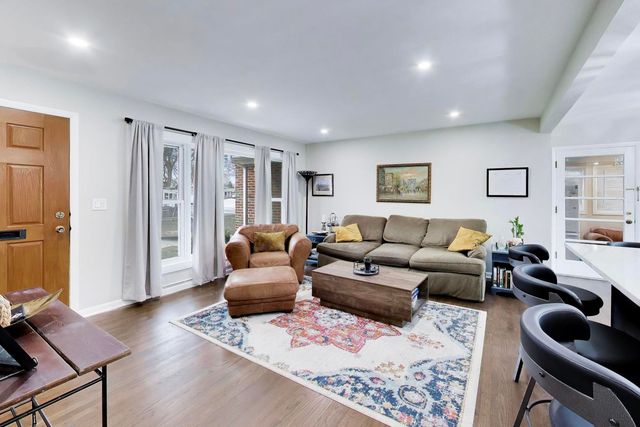 108 W Sunset Road, Mount Prospect, IL 60056