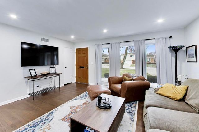 108 W Sunset Road, Mount Prospect, IL 60056