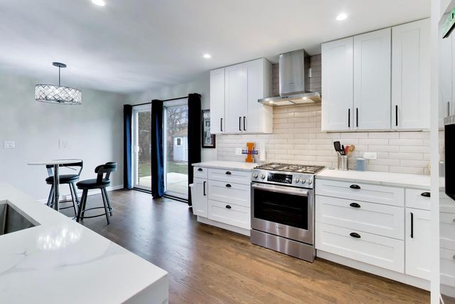 108 W Sunset Road, Mount Prospect, IL 60056