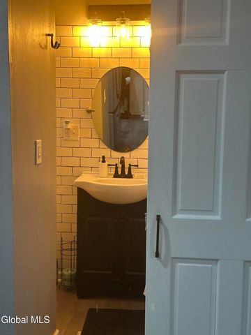 39 S Lake Avenue 1, Albany, NY 12203