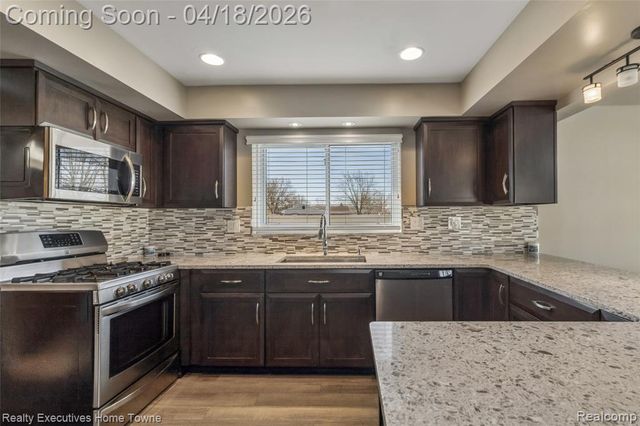 39117 Della Rosa Drive, Sterling Heights, MI 48313