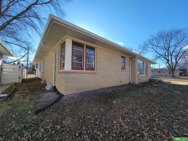 1006 E 12th Street, York, NE 68467