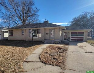 1006 E 12th Street, York, NE 68467
