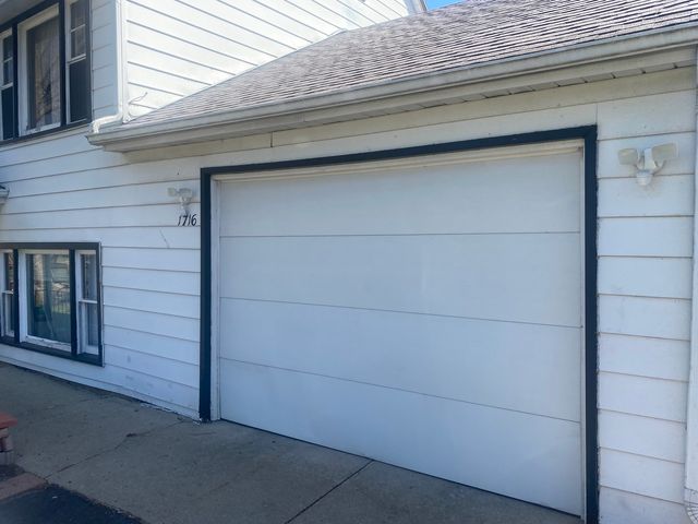 1716 Rogers Avenue, Mchenry, IL 60050