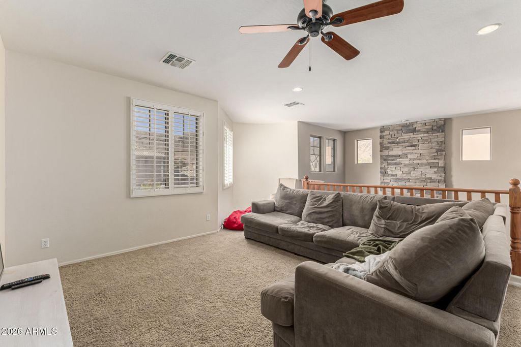 Image 10 of property listing at 16617 S 27TH Lane, Phoenix, AZ 85045