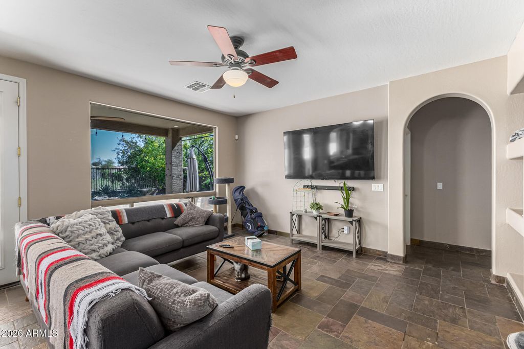 Image 7 of property listing at 16617 S 27TH Lane, Phoenix, AZ 85045