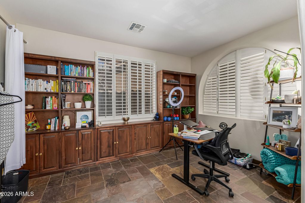 Image 9 of property listing at 16617 S 27TH Lane, Phoenix, AZ 85045