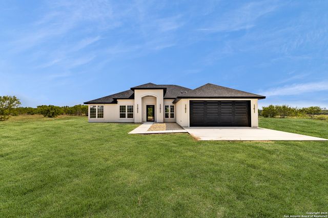 2299 St Highway 173 S, Devine, TX 78016