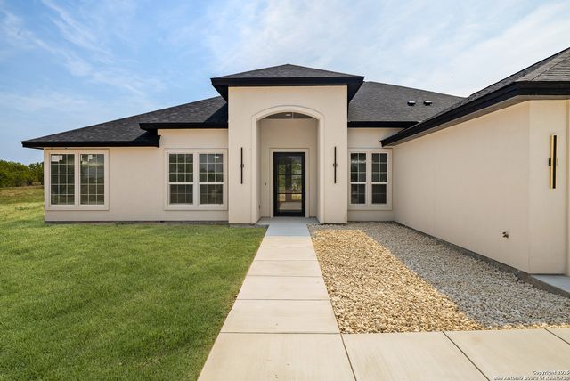 2299 St Highway 173 S, Devine, TX 78016