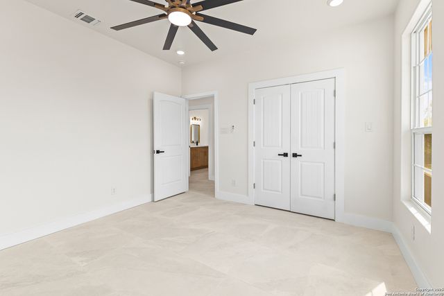 2299 St Highway 173 S, Devine, TX 78016