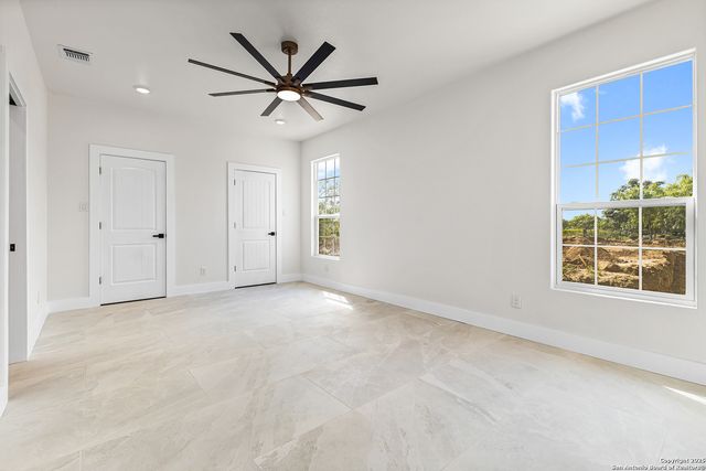 2299 St Highway 173 S, Devine, TX 78016
