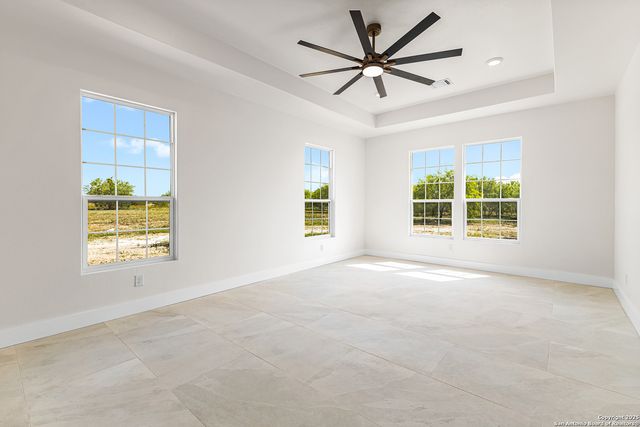 2299 St Highway 173 S, Devine, TX 78016
