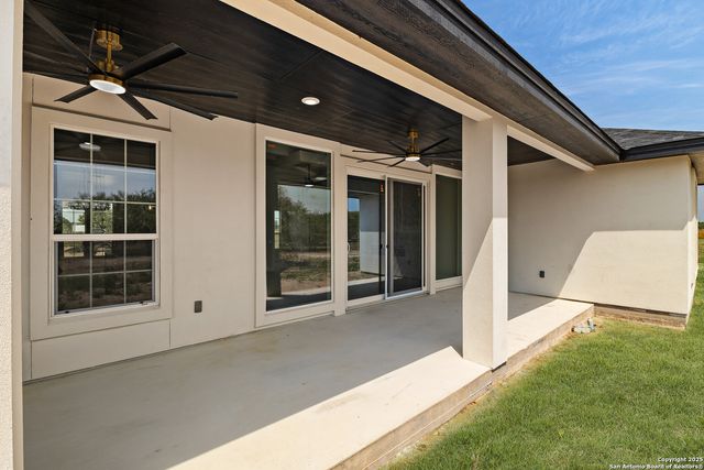 2299 St Highway 173 S, Devine, TX 78016