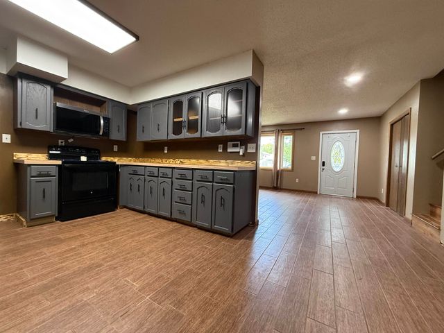 1201 NW 25th Place, Minot, ND 58703