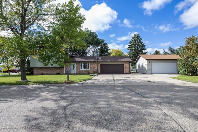 1201 NW 25th Place, Minot, ND 58703
