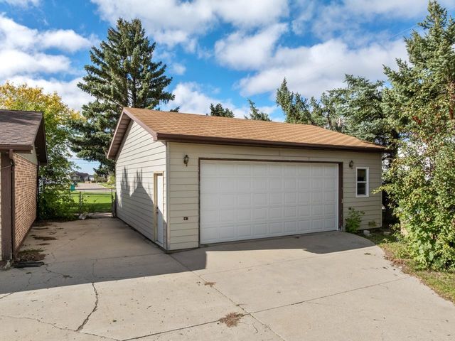 1201 NW 25th Place, Minot, ND 58703