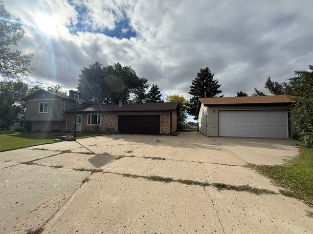 1201 NW 25th Place, Minot, ND 58703