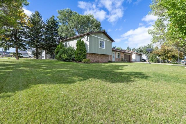 1201 NW 25th Place, Minot, ND 58703