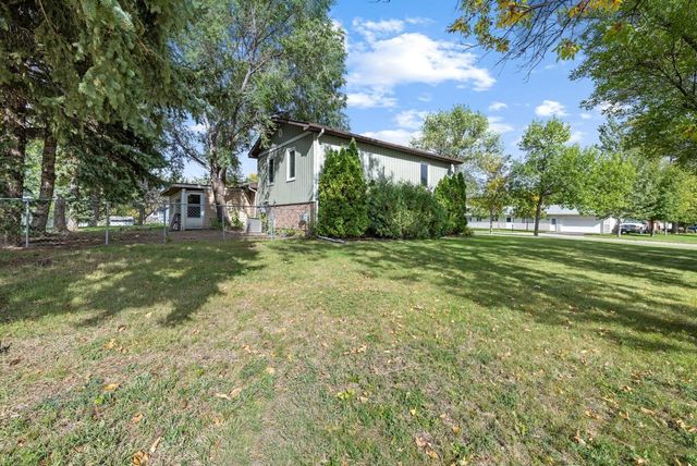 1201 NW 25th Place, Minot, ND 58703