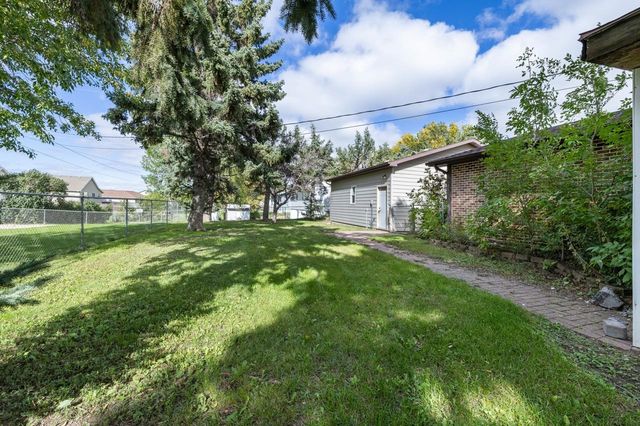 1201 NW 25th Place, Minot, ND 58703