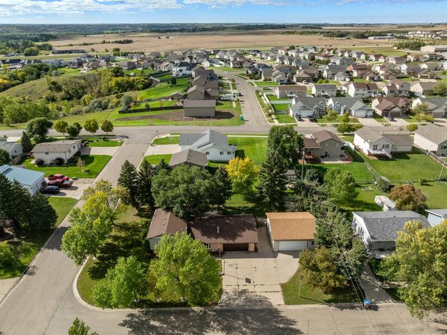 1201 NW 25th Place, Minot, ND 58703