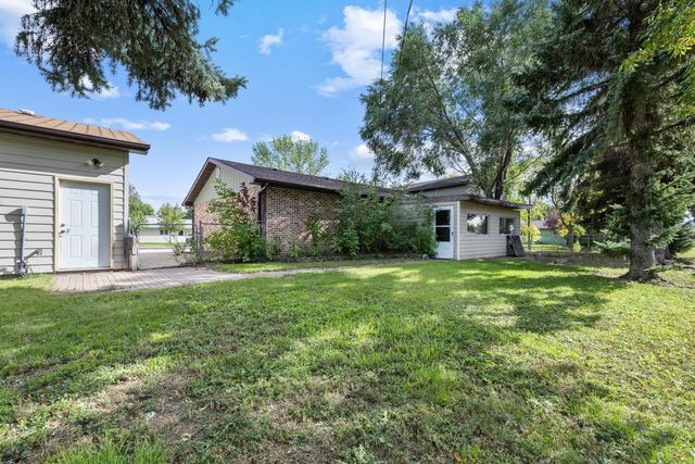 1201 NW 25th Place, Minot, ND 58703