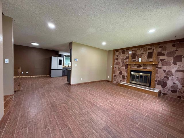 1201 NW 25th Place, Minot, ND 58703