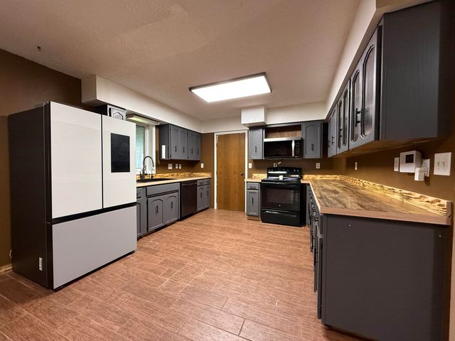 1201 NW 25th Place, Minot, ND 58703
