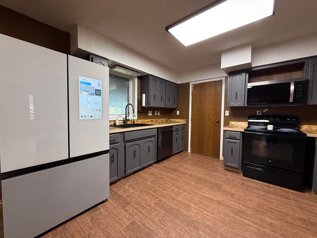 1201 NW 25th Place, Minot, ND 58703