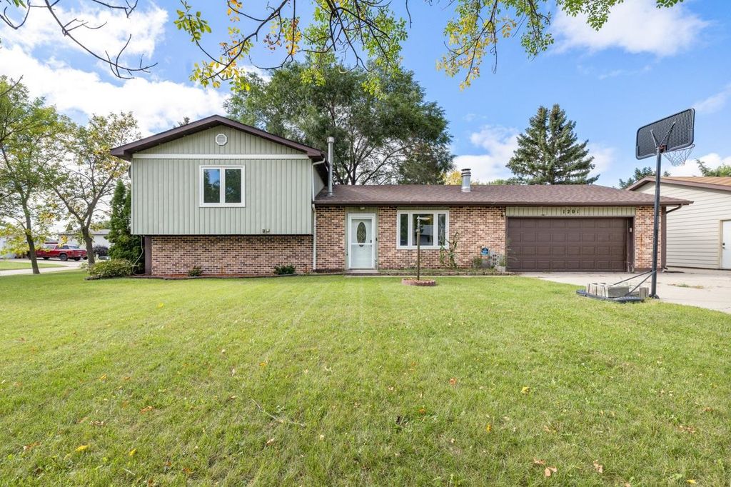 1201 NW 25th Place, Minot, ND 58703