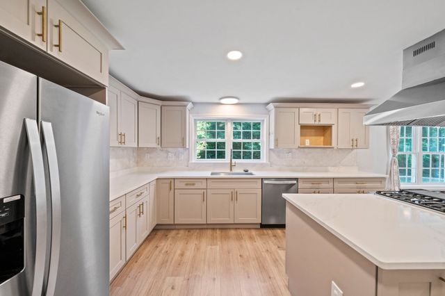 379 West Washington Street, Hanson, MA 02341