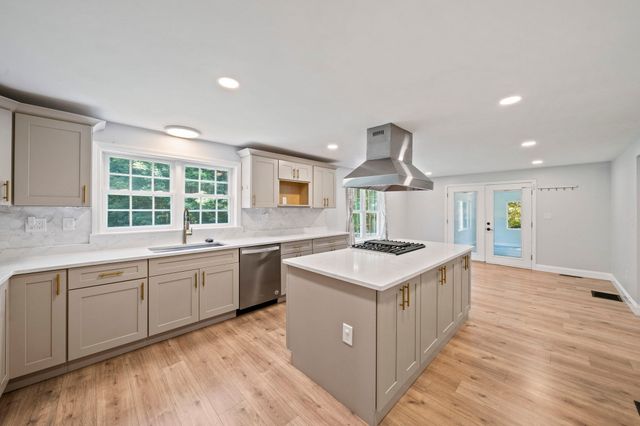 379 West Washington Street, Hanson, MA 02341