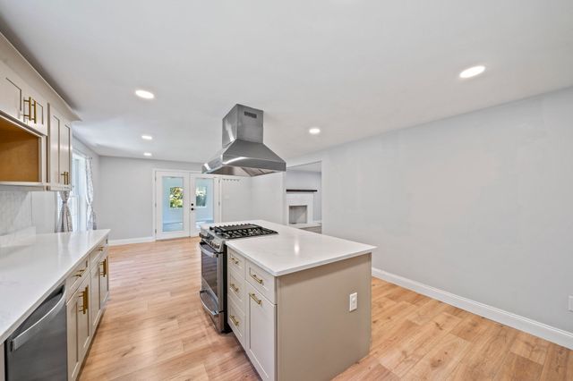 379 West Washington Street, Hanson, MA 02341