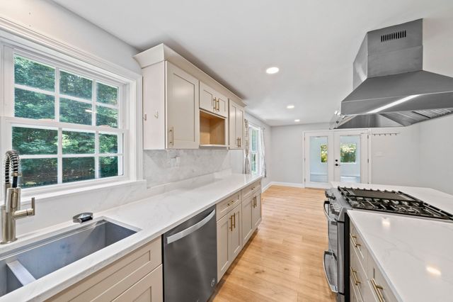379 West Washington Street, Hanson, MA 02341