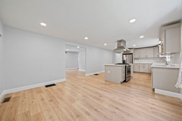 379 West Washington Street, Hanson, MA 02341