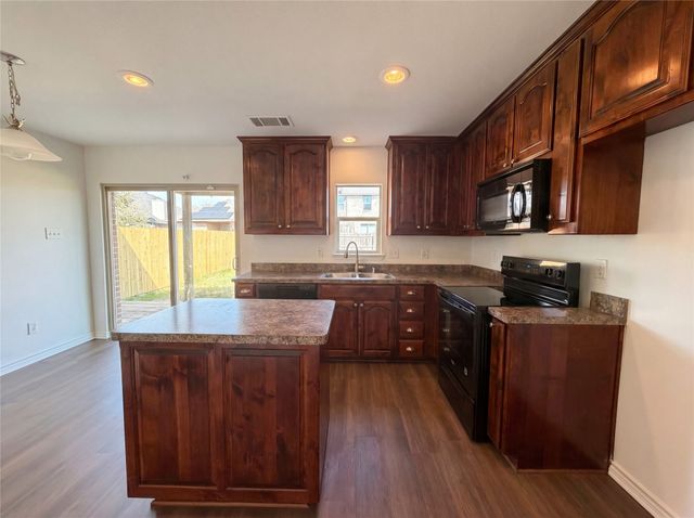 1200 Boxwood Drive, Crowley, TX 76036