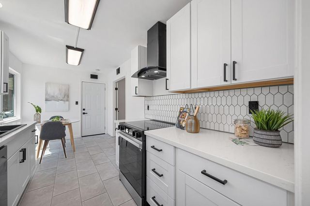 5822 Hemlock St, Sacramento, CA 95841