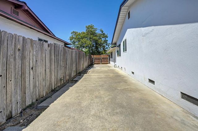 5822 Hemlock St, Sacramento, CA 95841