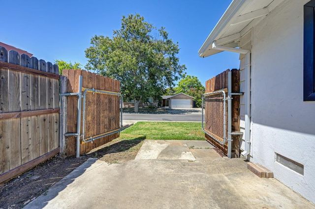 5822 Hemlock St, Sacramento, CA 95841