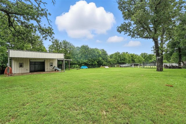525 Surrey Lane, Burleson, TX 76028