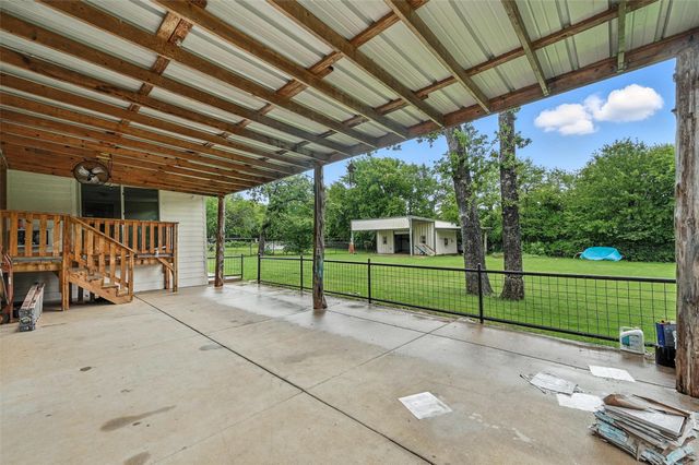 525 Surrey Lane, Burleson, TX 76028