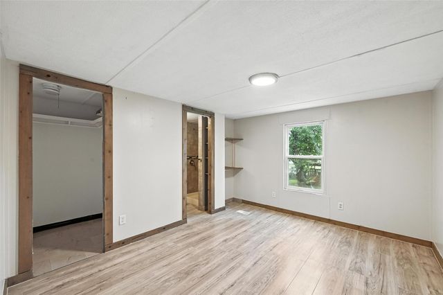 525 Surrey Lane, Burleson, TX 76028
