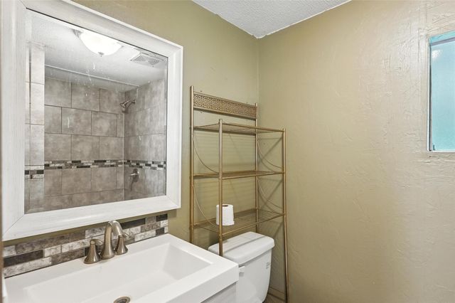 525 Surrey Lane, Burleson, TX 76028