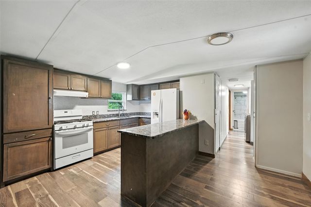 525 Surrey Lane, Burleson, TX 76028