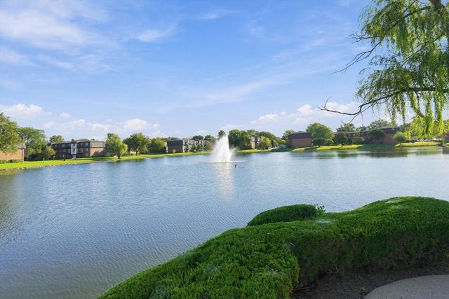 9386 Bay Colony Drive 1S, Des Plaines, IL 60016
