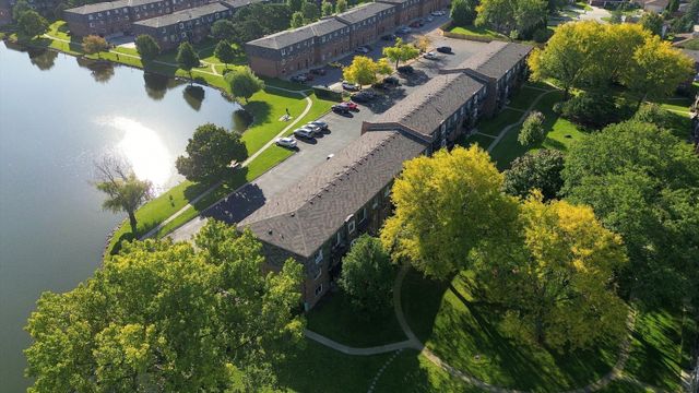 9386 Bay Colony Drive 1S, Des Plaines, IL 60016