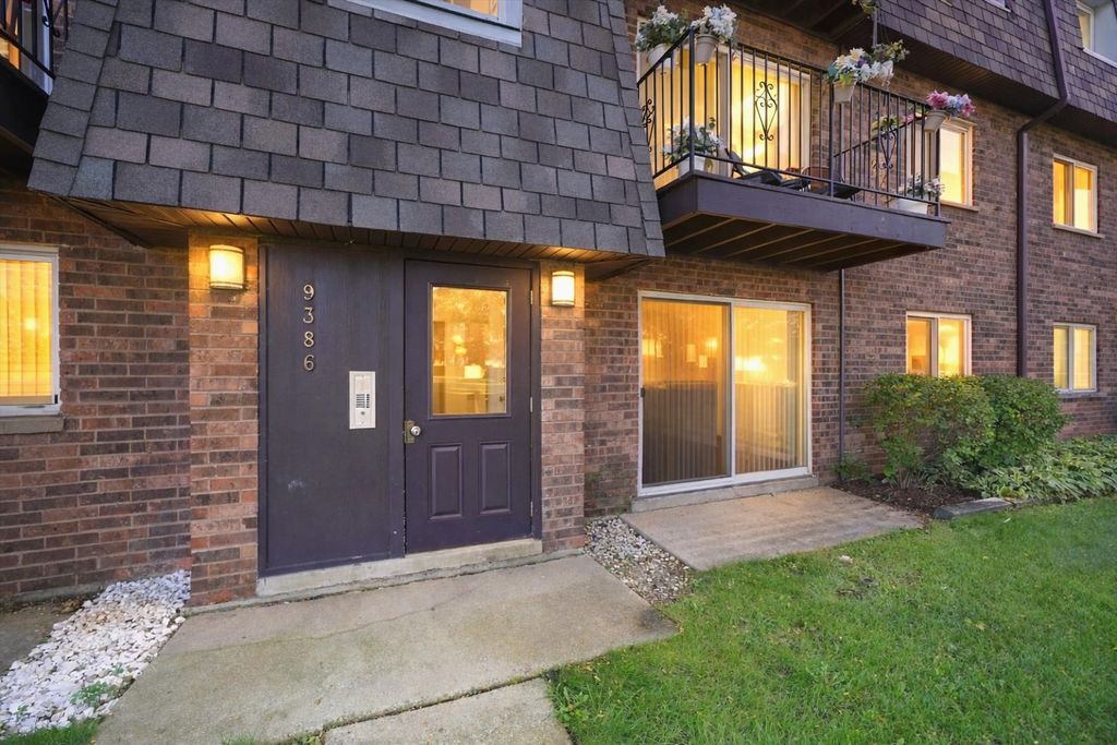 9386 Bay Colony Drive 1S, Des Plaines, IL 60016