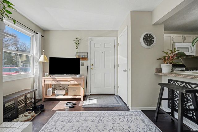 1433 N Oakhill Drive, South Bend, IN 46637